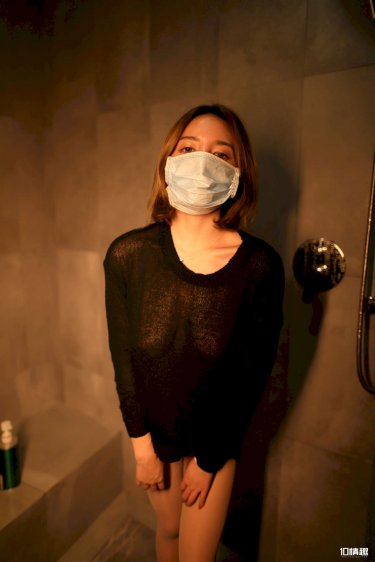 吴京两次拒绝并躲开女嘉宾挽手