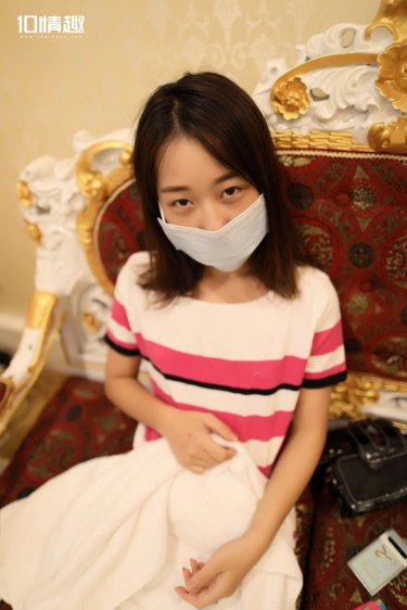 他在桌子下揉捏她小核